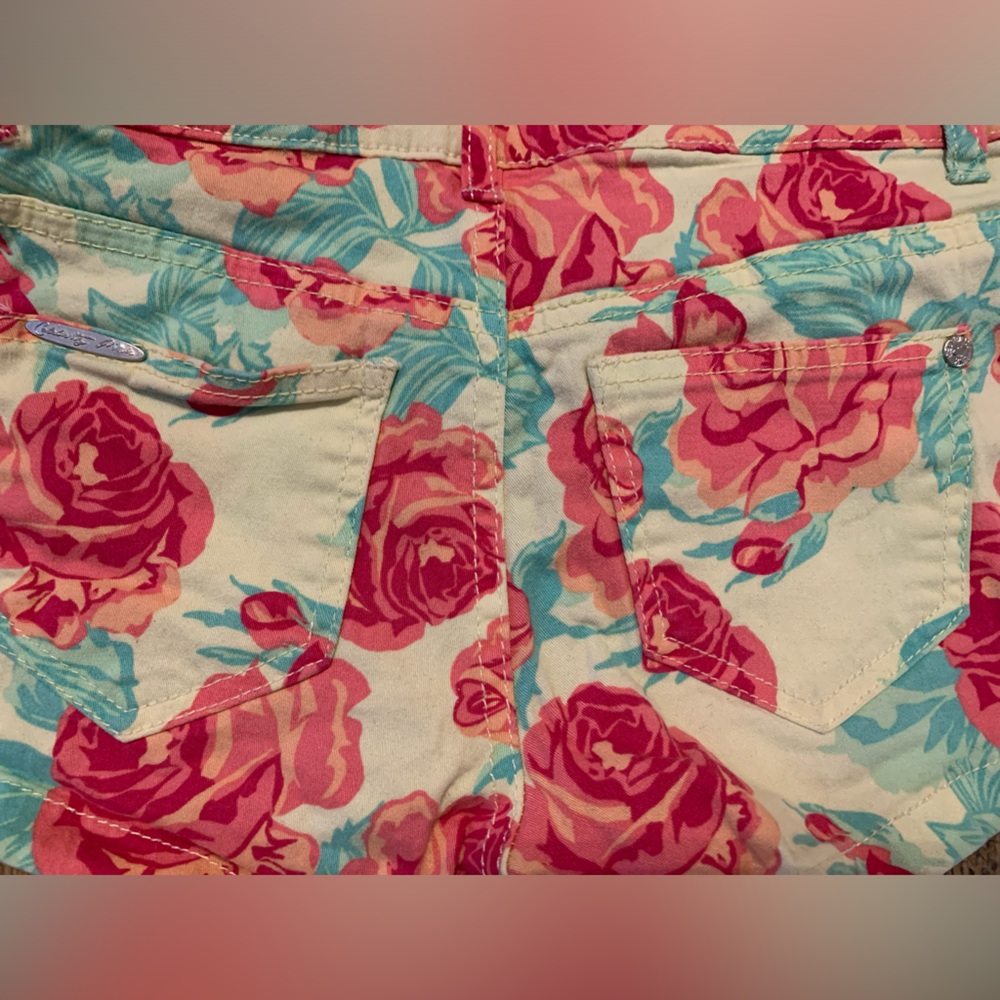 Shorts - Picture 3 of 5